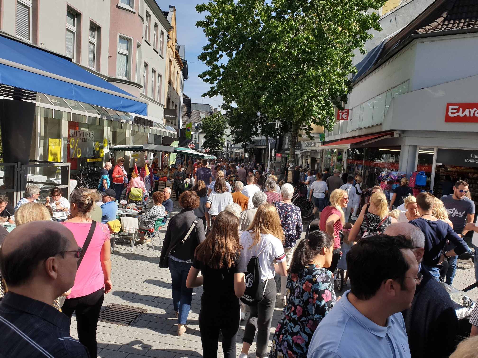 Ansicht einer belebten Einkaufsstraße